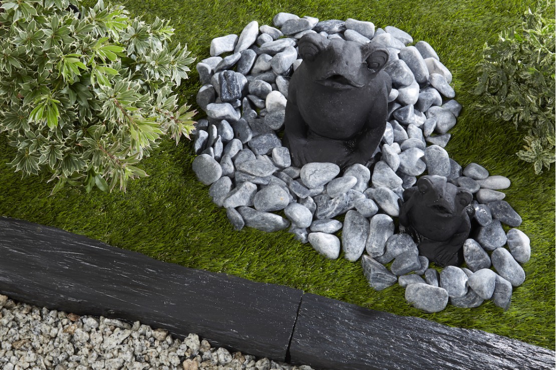 Galet marbre bleu en contour de statue de jardin