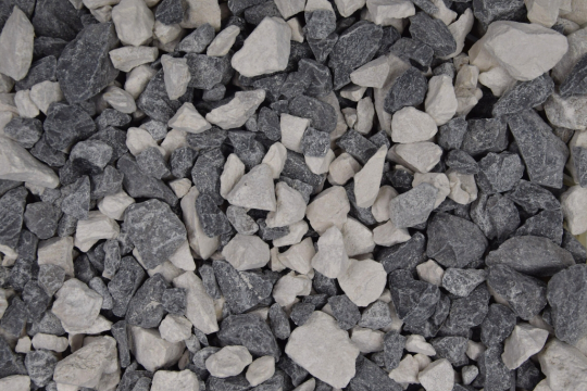 Mélange de graviers noir et blancs