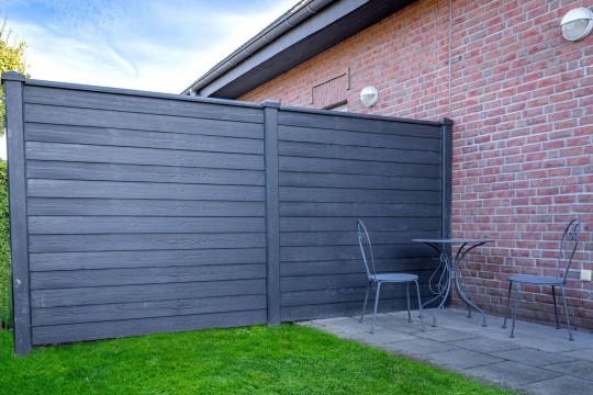 Plaque béton motif deux faces en séparation d'espace extérieur.