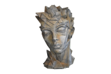 Visage femme sculpté en reliefs géométriques