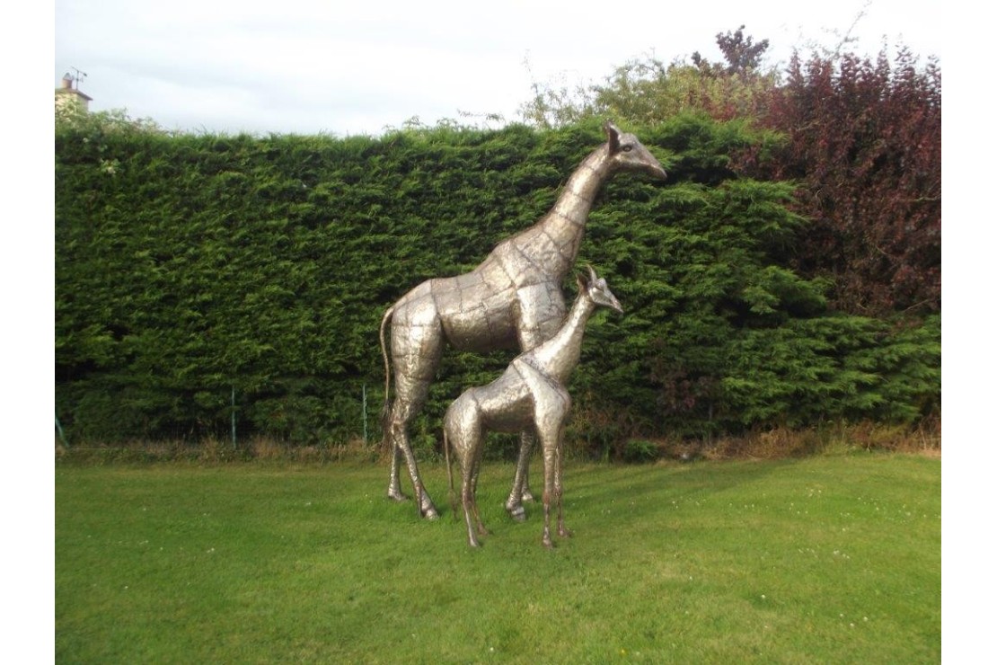 Statue girafe en métal recyclé