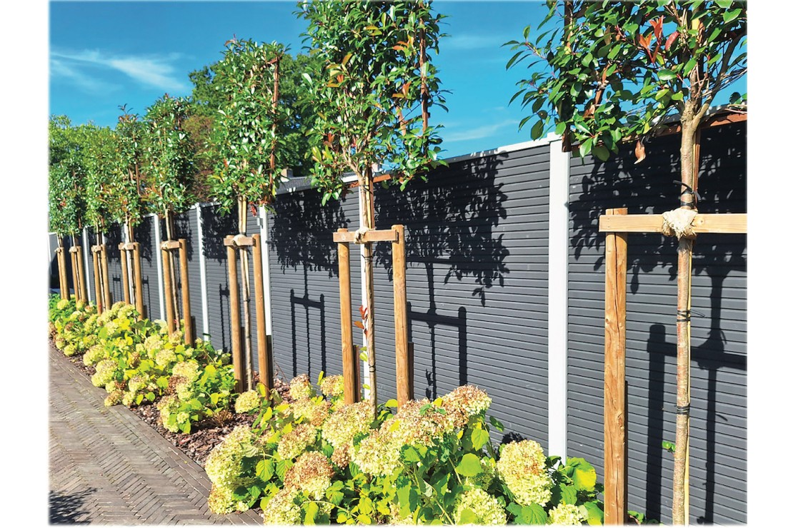 Clôture motif deux faces avec poteaux en lasure contrastée.