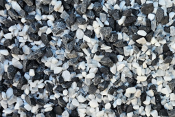 Gravier noir, blanc et bleu, en mélange pour un rendu décoratif