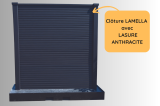 Clôture béton LAMELLA en lames étroites, visible sur les 2 faces, avec lasure.
