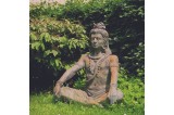 Statue de jardin Shiva installée en surface herbeuse