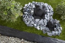 Galet marbre bleu en contour de statue de jardin