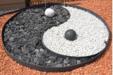 Aménagement extérieur en Ardoise Noire 30/60 et graviers blancs.