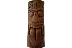 Statues Totems Tiki regroupées pour une ambiance exotique au jardin.