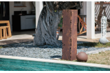 Colonne métal pour une déco moderne en contour de piscine