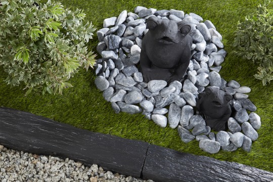 Galet marbre bleu en contour de statue de jardin