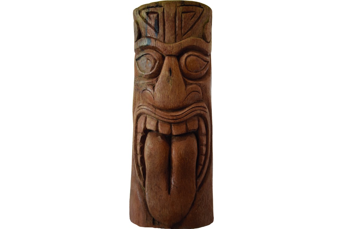 Statues Totems Tiki regroupées pour une ambiance exotique au jardin.