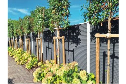 Clôture motif deux faces avec poteaux en lasure contrastée.