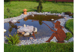 Sculpture de jardin métal rouille en bord de bassin