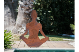 Figurine position yoga à poser grâce à son socle soudé
