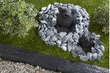 Galet marbre bleu en contour de statue de jardin