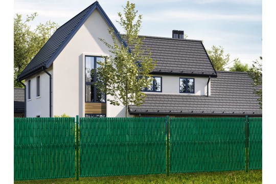 clôture rigide avec bandes occultantes souples tressées dans les mailles de la grille.