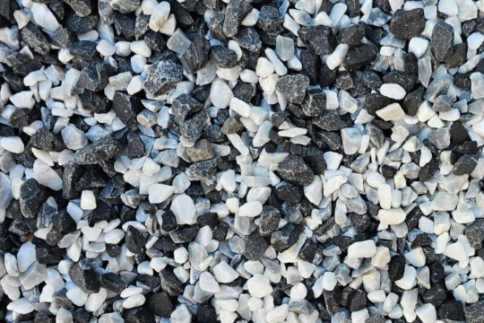 Gravier noir, blanc et bleu, en mélange pour un rendu décoratif