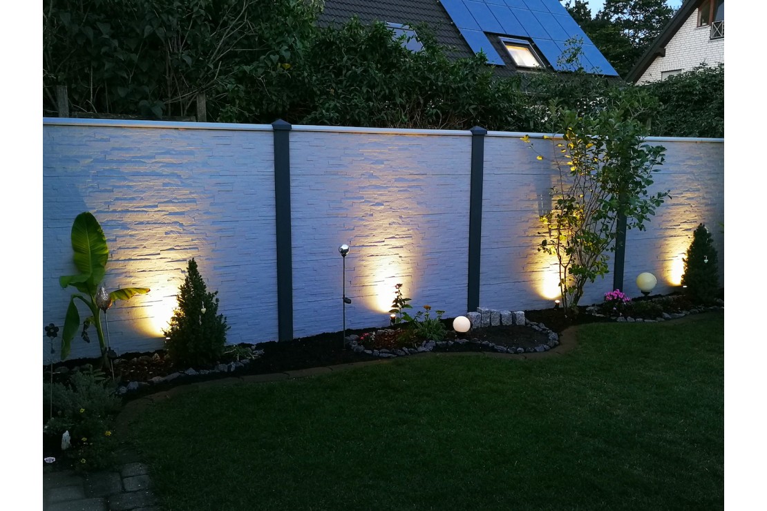 palissade béton avec plaque "oyat" et poteaux lasure contrastée.