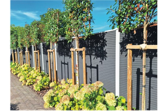 Clôture motif deux faces avec poteaux en lasure contrastée.