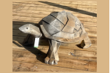 Statue de jardin tortue style cubisme.