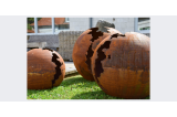 boule déco acier oxydé en environnement jardin